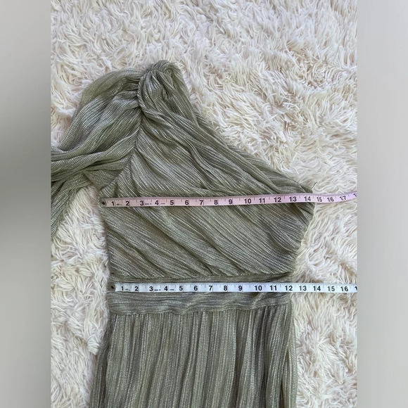 SAYLOR Alora Plisse’ Metallic One Shoulder Goddess Gown EUC XS Silver/platinum - Picture 10 of 15